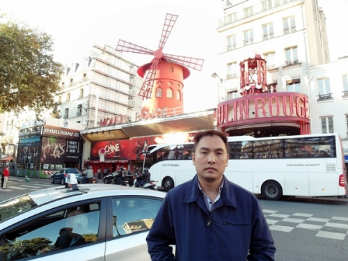 Jonathan in front of Moulin Rouge